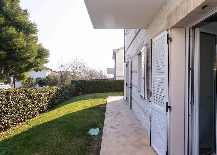 S018 - Sirolo, Nuovissimo Trilocale In Pietra Con Giardino Dx *